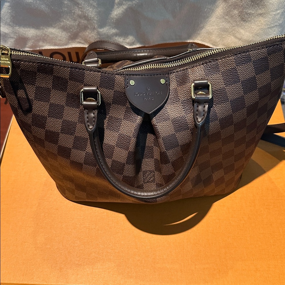 ✨HP✨ 2021 Authentic Louis Vuitton Siena MM includes box & dust bag Like New - Picture 3 of 16